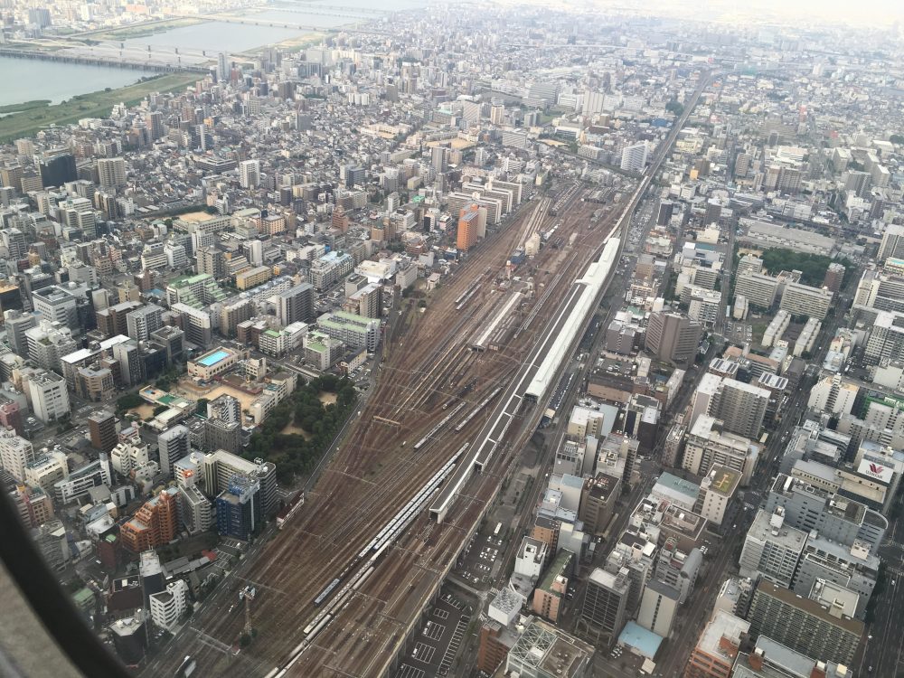 飛行機の機内から新大阪駅